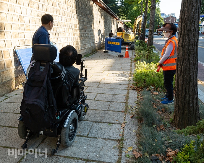 휠체어로 1km, 열 번 멈췄습니다